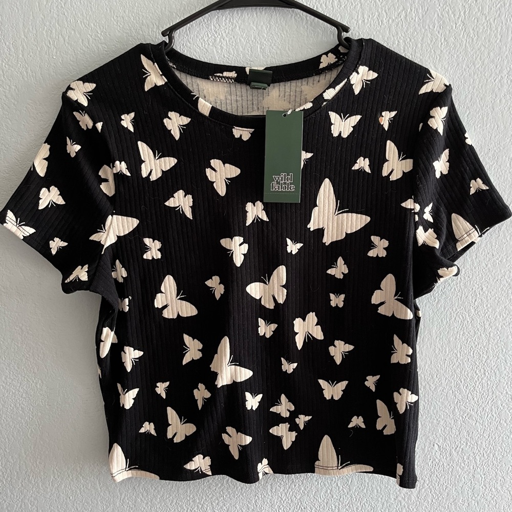 Wild fable butterfly cropped shirt